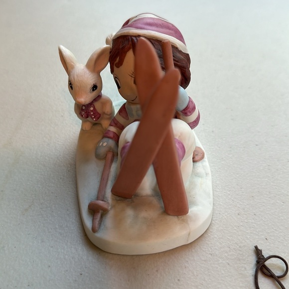 Jody’s World 1985 Snow Skiing Figurine with bunny - Picture 3 of 6